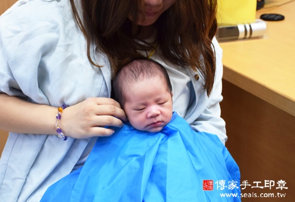 謝寶寶(台中北區嬰兒寶寶滿月剃頭理髮、免費嬰兒剃胎毛儀式吉祥話)。中國風會場，爸媽寶貝免費穿「日中韓」古裝禮服。專業拍照、DVD光碟、證書。★購買「臍帶章、肚臍章、胎毛筆刷印章」贈送：剃頭、收涎、抓周，三選一。 2015.11.15 照片14
